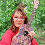 Erfahrene Songwriterin bietet online Ukulele-Unterricht für Anfänger
